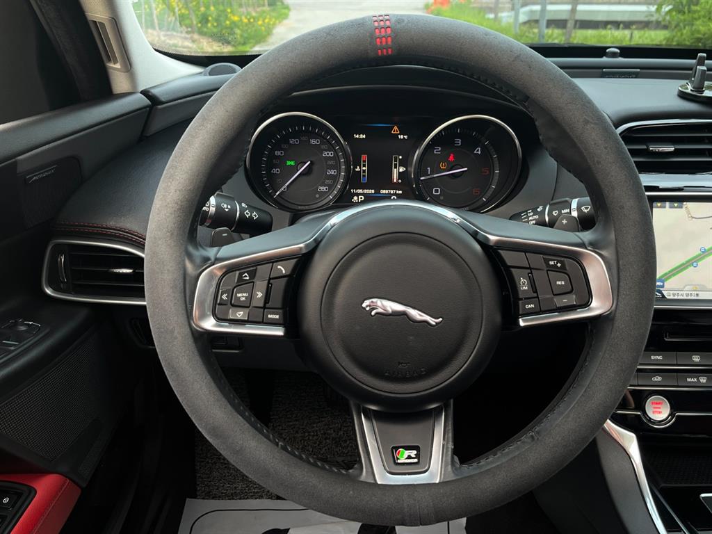 Jaguar XE - Vista 6