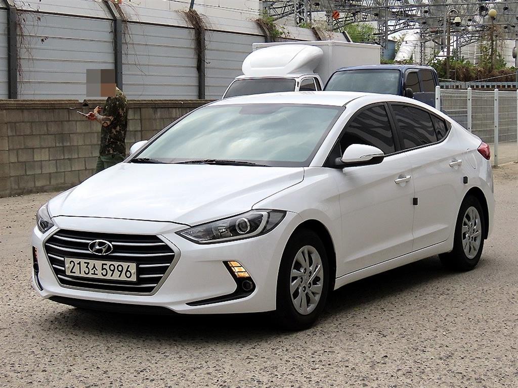 HYUNDAI Avante - Vista 2