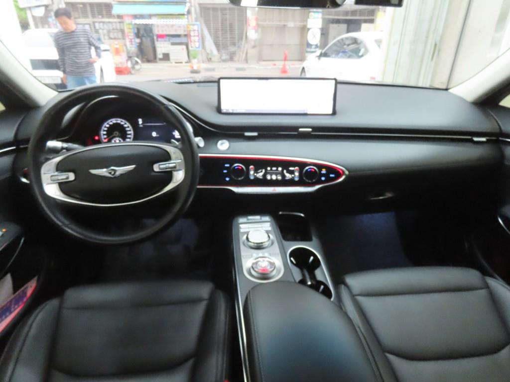 Genesis GV70 - Vista 7