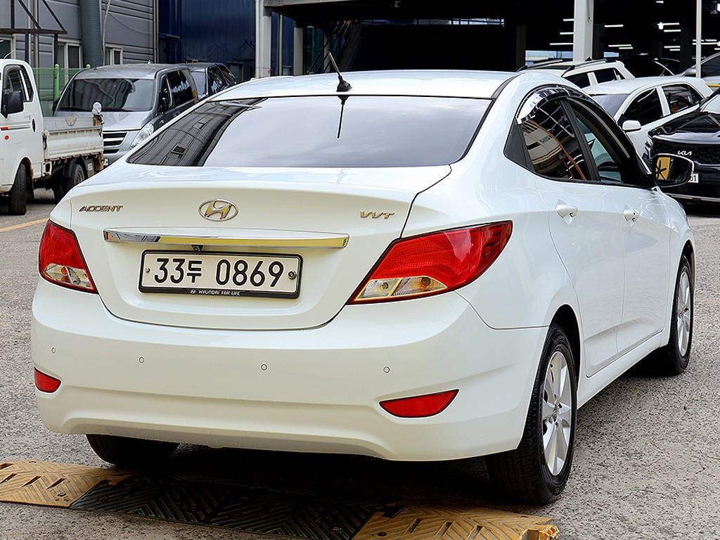 HYUNDAI Accent - Vista 7