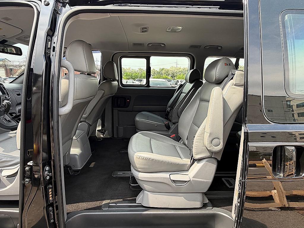 HYUNDAI Starex - Vista 7