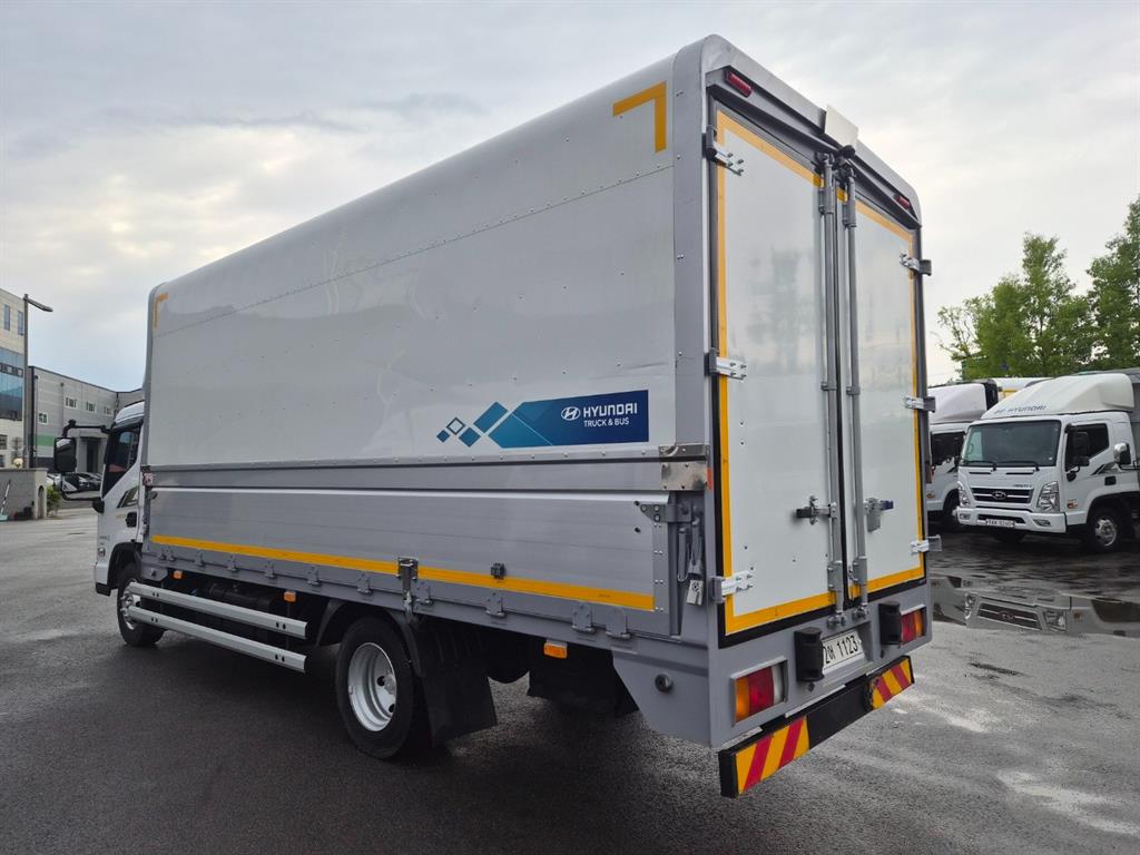 medium and large cargo truck - Vista 6