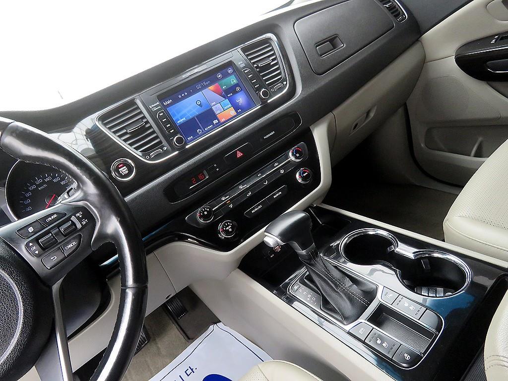 KIA Carnival - Vista 11