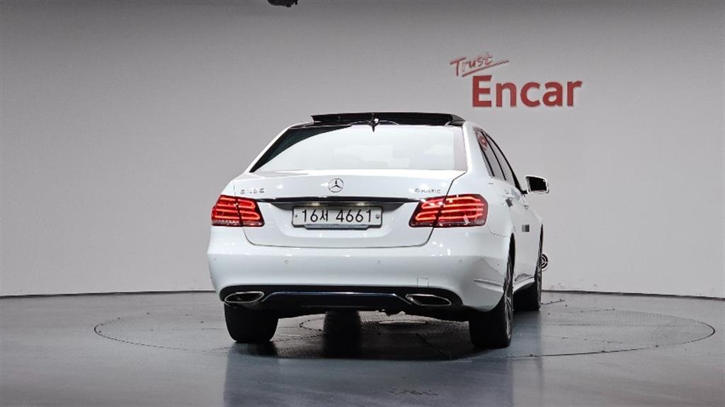 Mercedes Benz E class - Vista 4