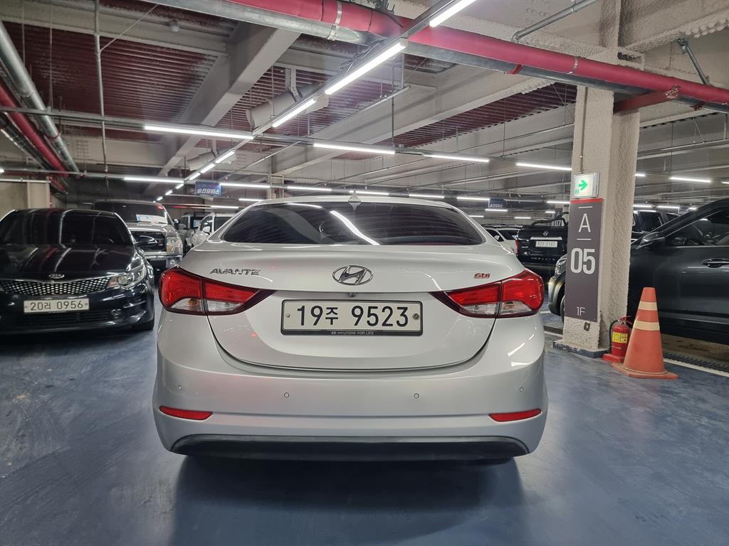 HYUNDAI Avante - Vista 3