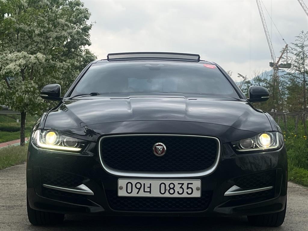 Jaguar XE - Vista 4