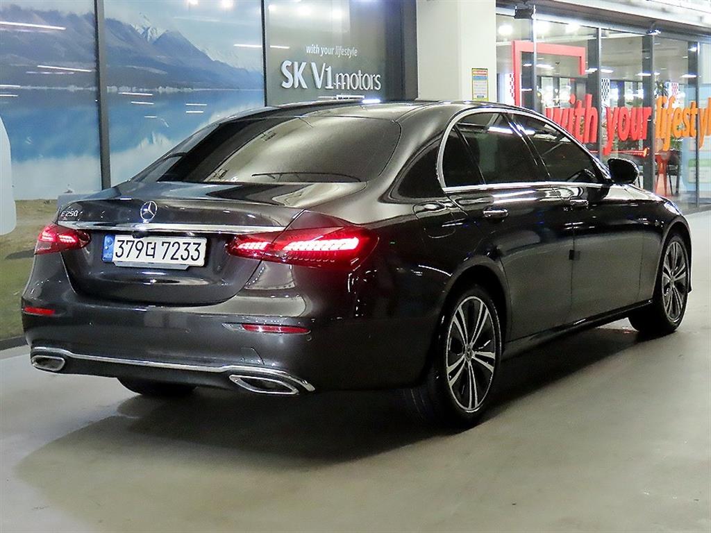 Mercedes Benz E class - Vista 4
