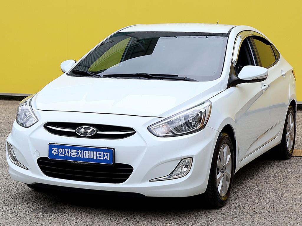 HYUNDAI Accent - Vista 3