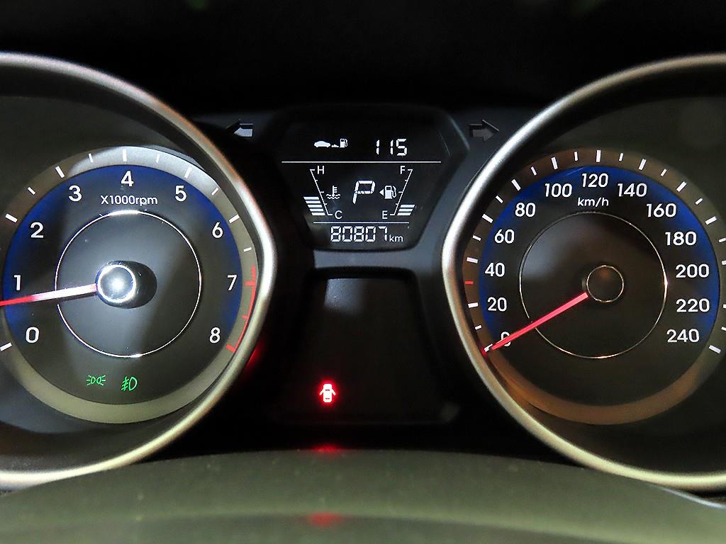 HYUNDAI Avante - Vista 9
