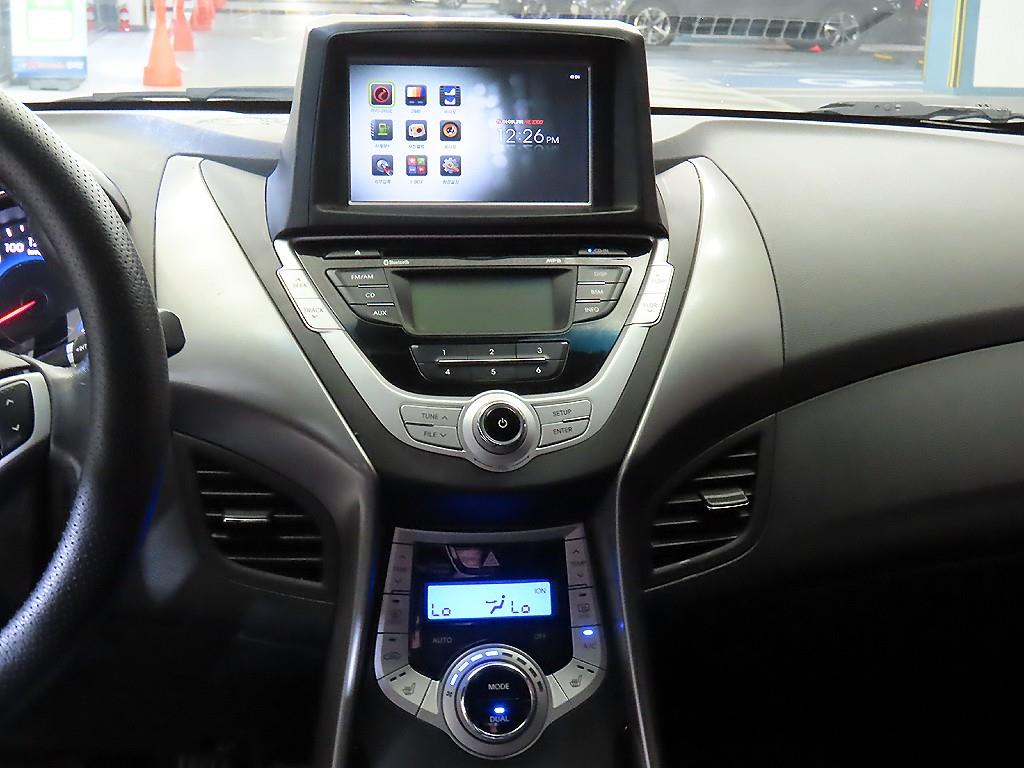 HYUNDAI Avante - Vista 11