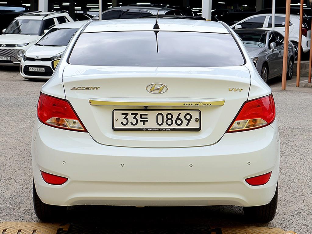 HYUNDAI Accent - Vista 5