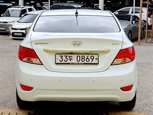 HYUNDAI Accent - Vista 6