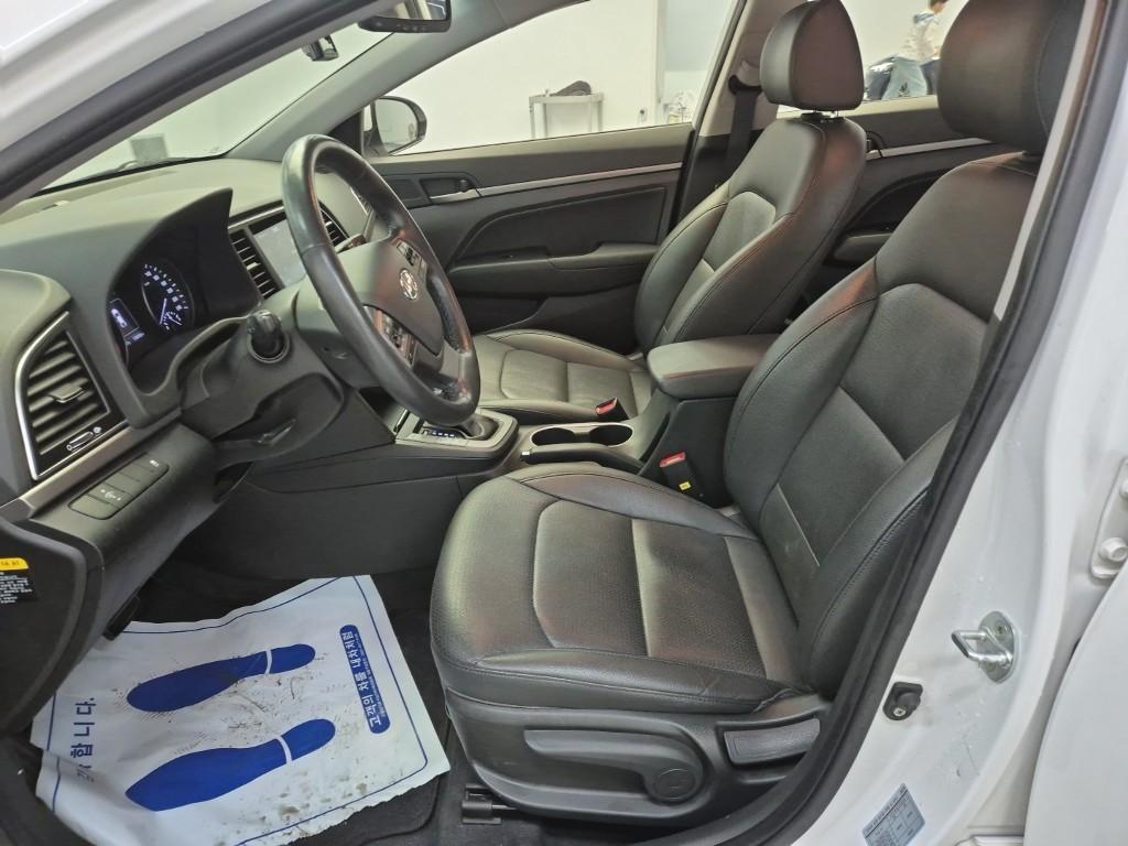 HYUNDAI Avante - Vista 11
