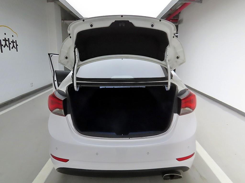 HYUNDAI Avante - Vista 5