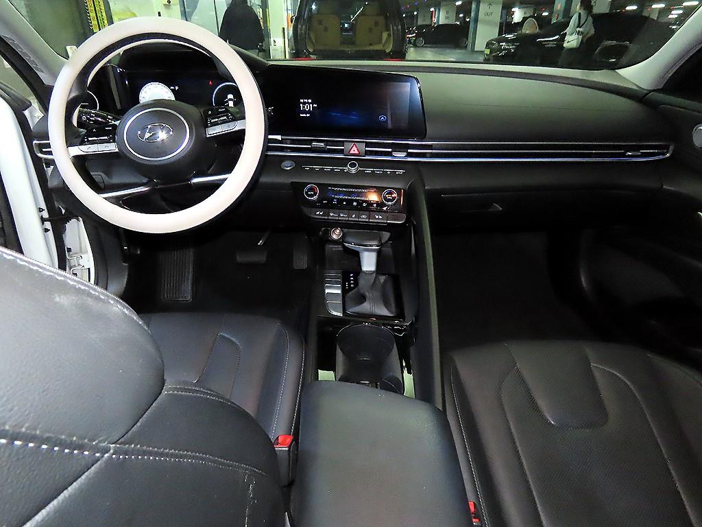 HYUNDAI Avante - Vista 10
