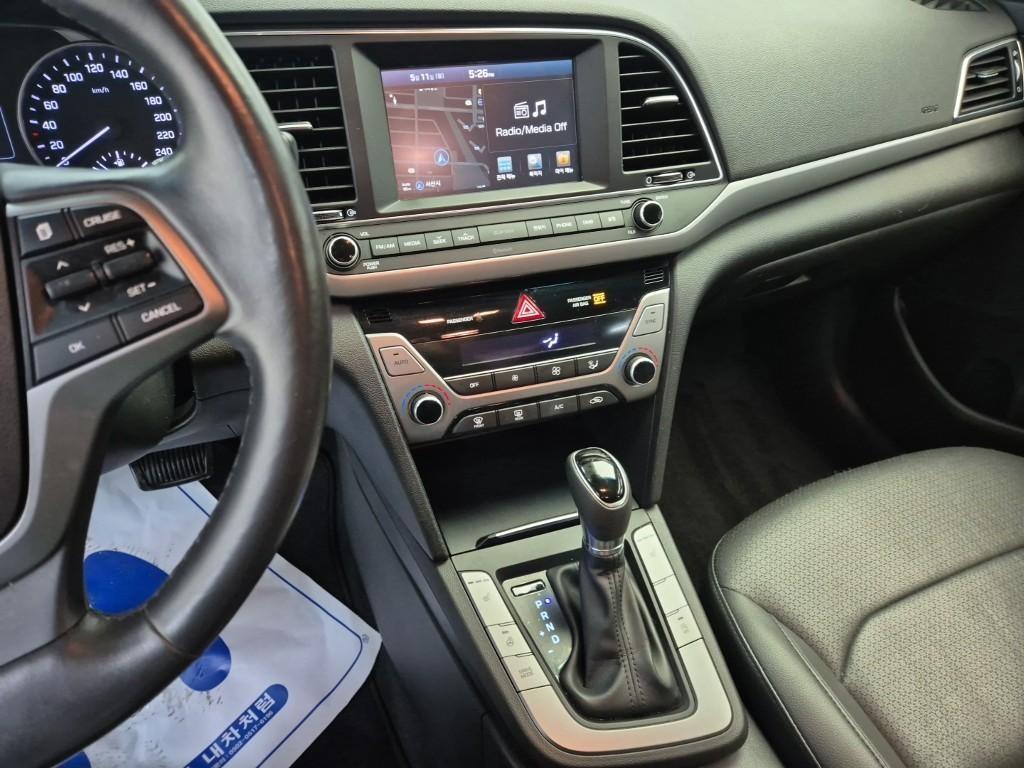 HYUNDAI Avante - Vista 10