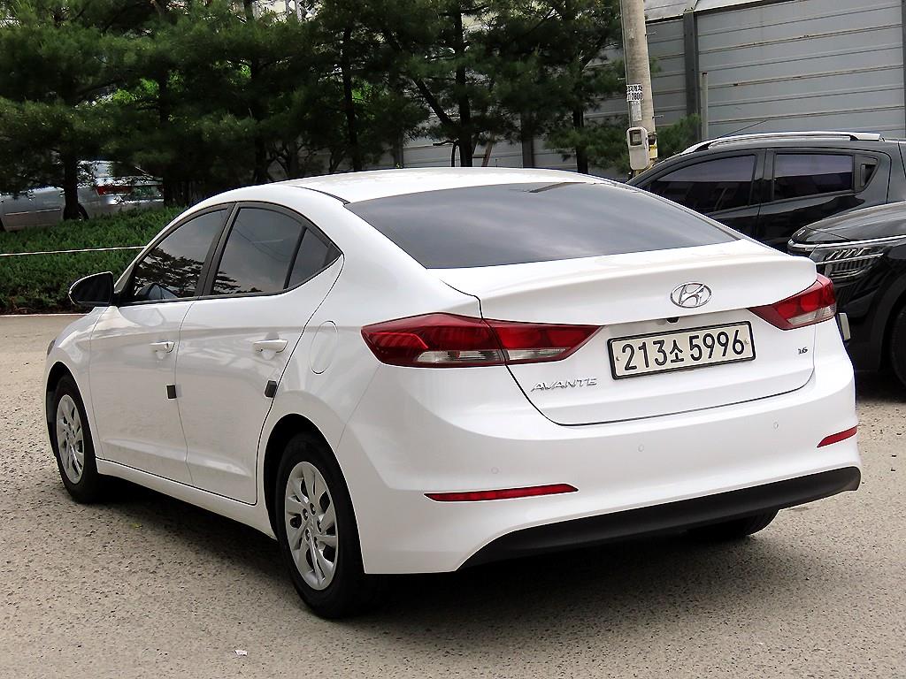HYUNDAI Avante - Vista 3