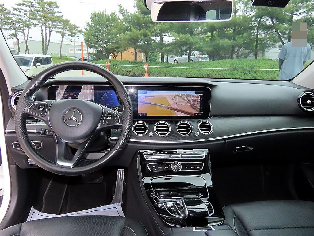 Mercedes Benz E class - Vista 7
