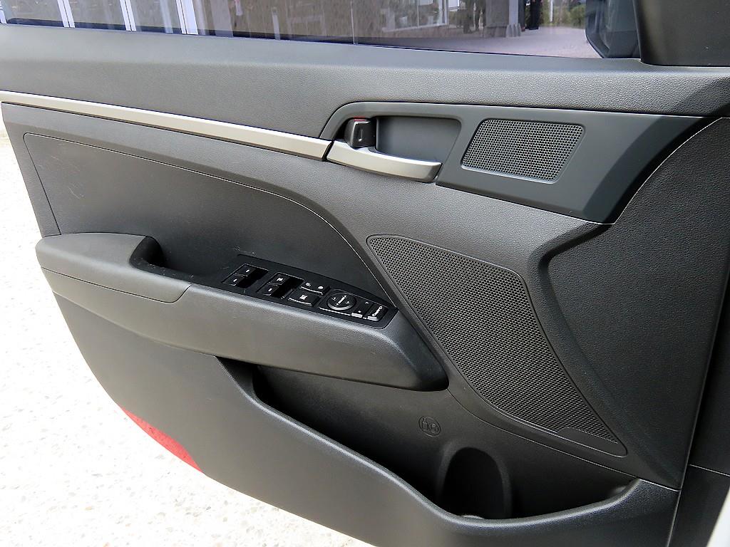 HYUNDAI Avante - Vista 11