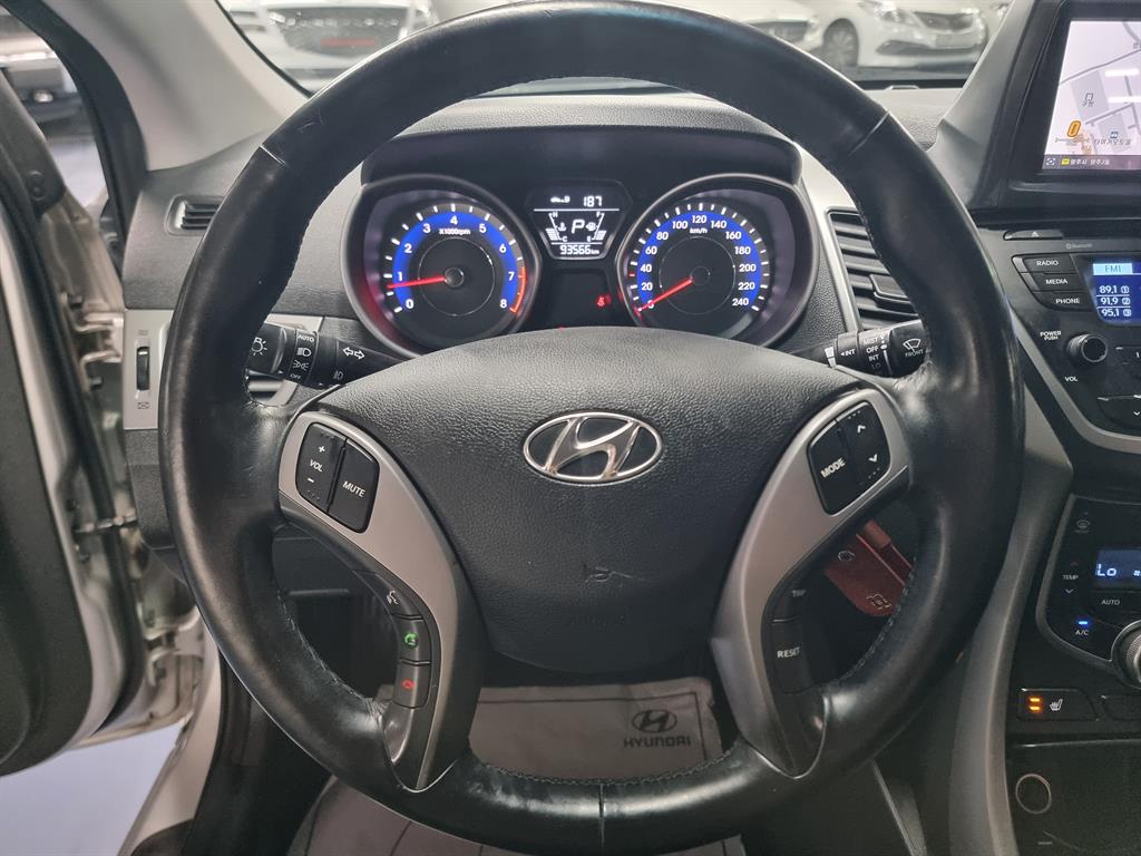 HYUNDAI Avante - Vista 11