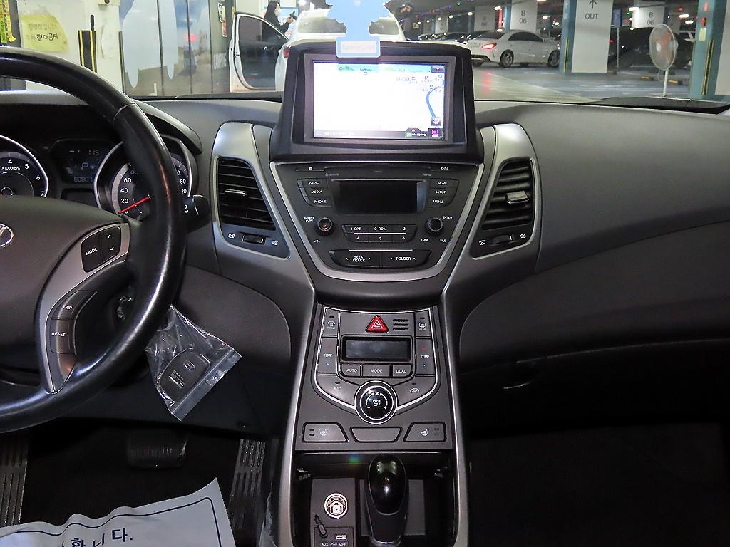 HYUNDAI Avante - Vista 11