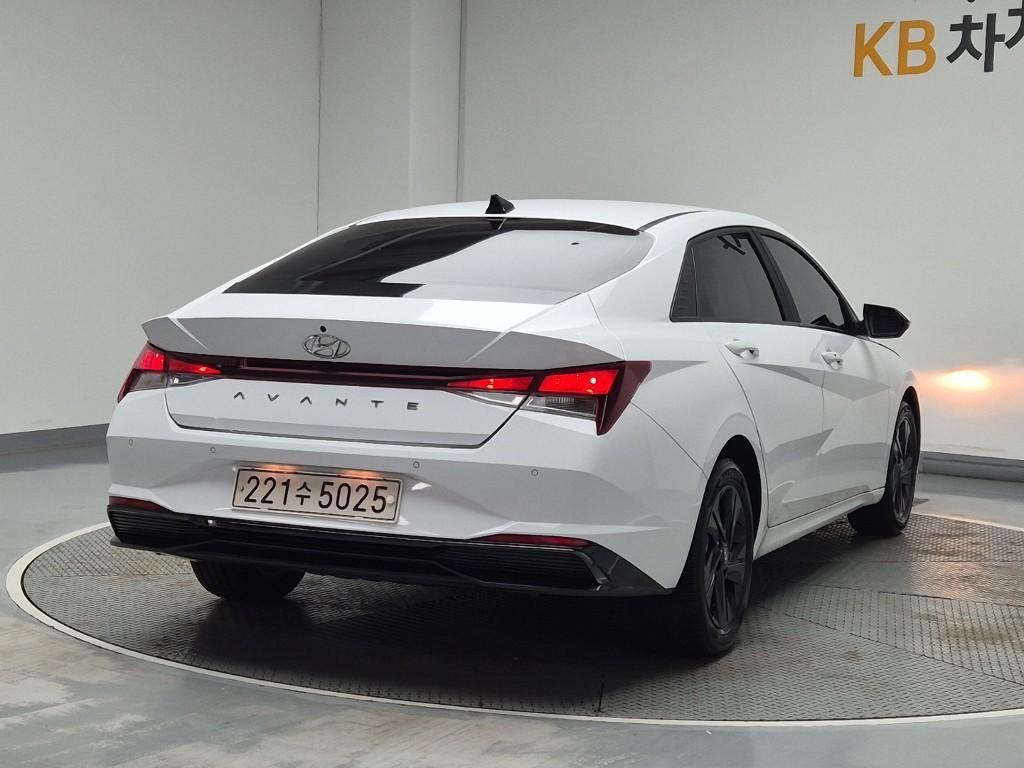 HYUNDAI Avante - Vista 3