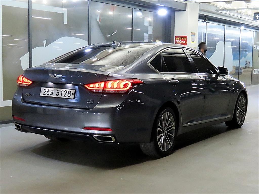 HYUNDAI Genesis - Vista 4