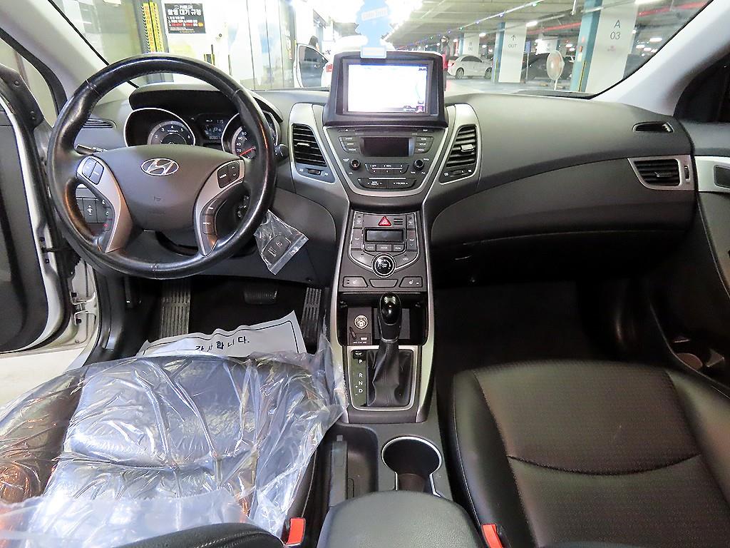 HYUNDAI Avante - Vista 10