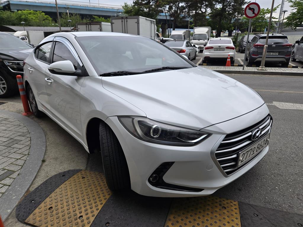 HYUNDAI Avante - Vista 3