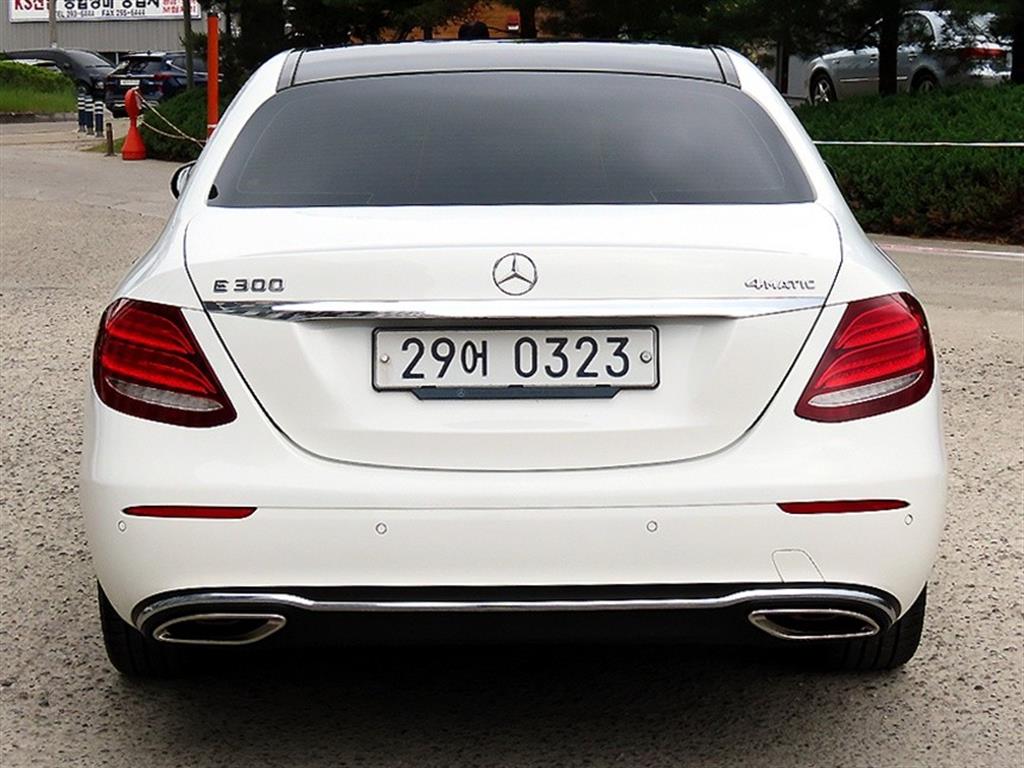 Mercedes Benz E class - Vista 4