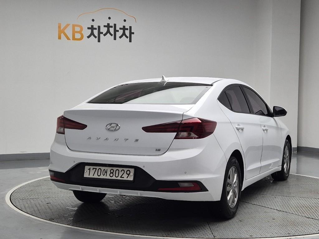 HYUNDAI Avante - Vista 3