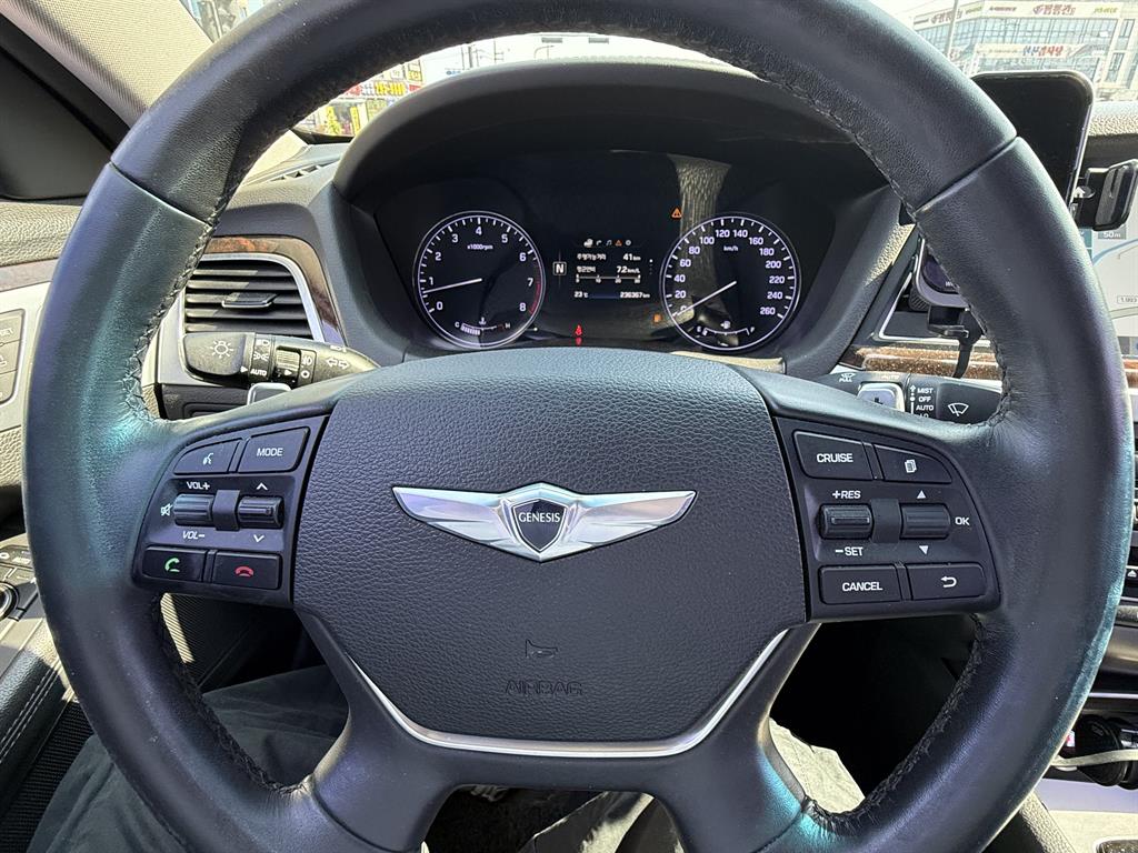 HYUNDAI Genesis - Vista 3