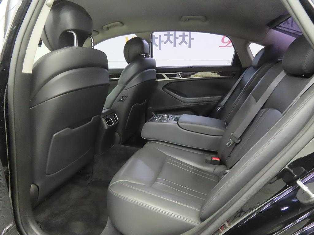 HYUNDAI Genesis - Vista 6