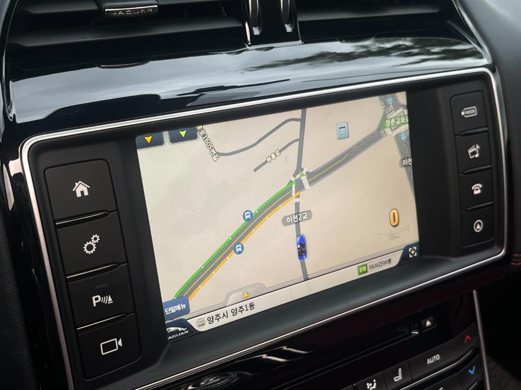 Jaguar XE - Vista 7