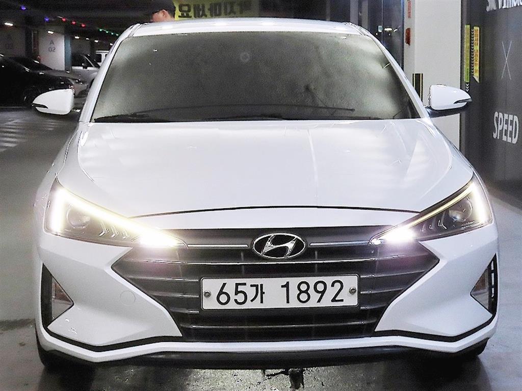 HYUNDAI Avante - Vista 2