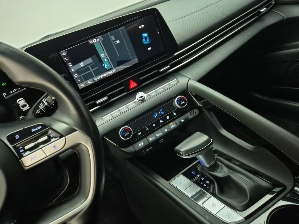 HYUNDAI Avante - Vista 10