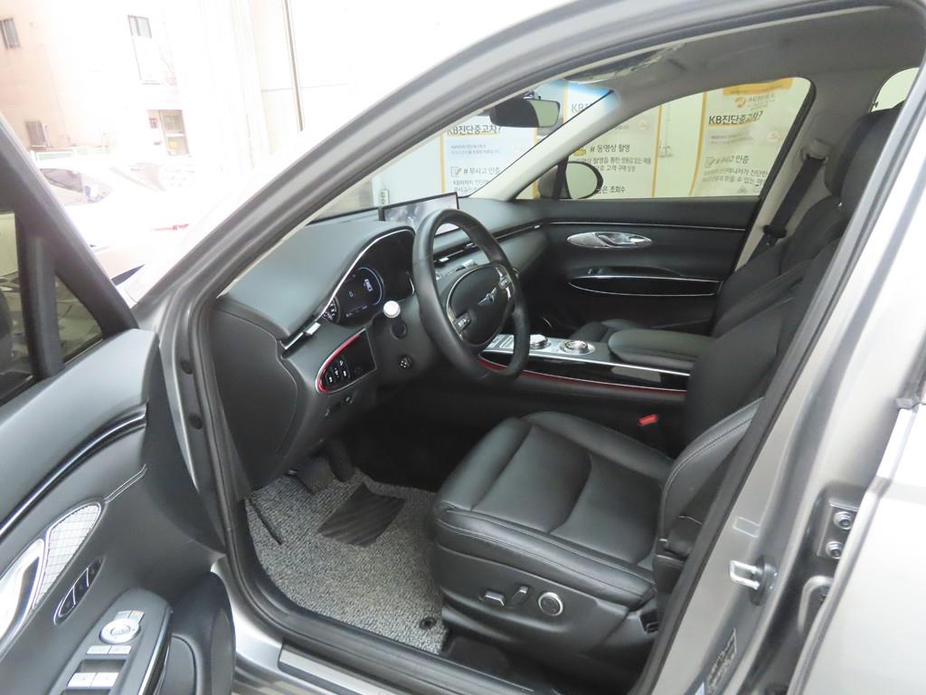 Genesis GV70 - Vista 5