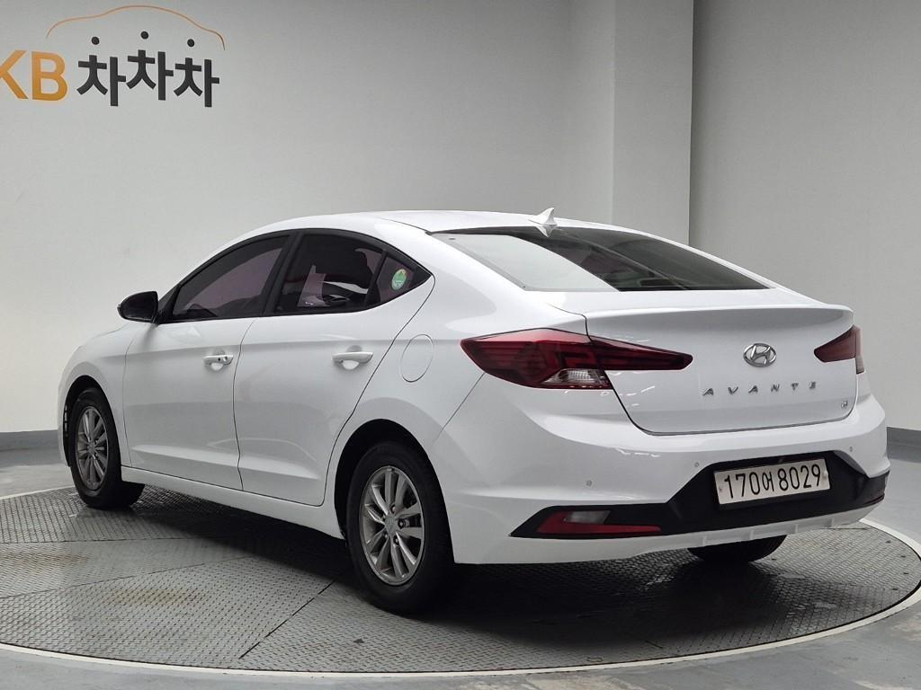 HYUNDAI Avante - Vista 2