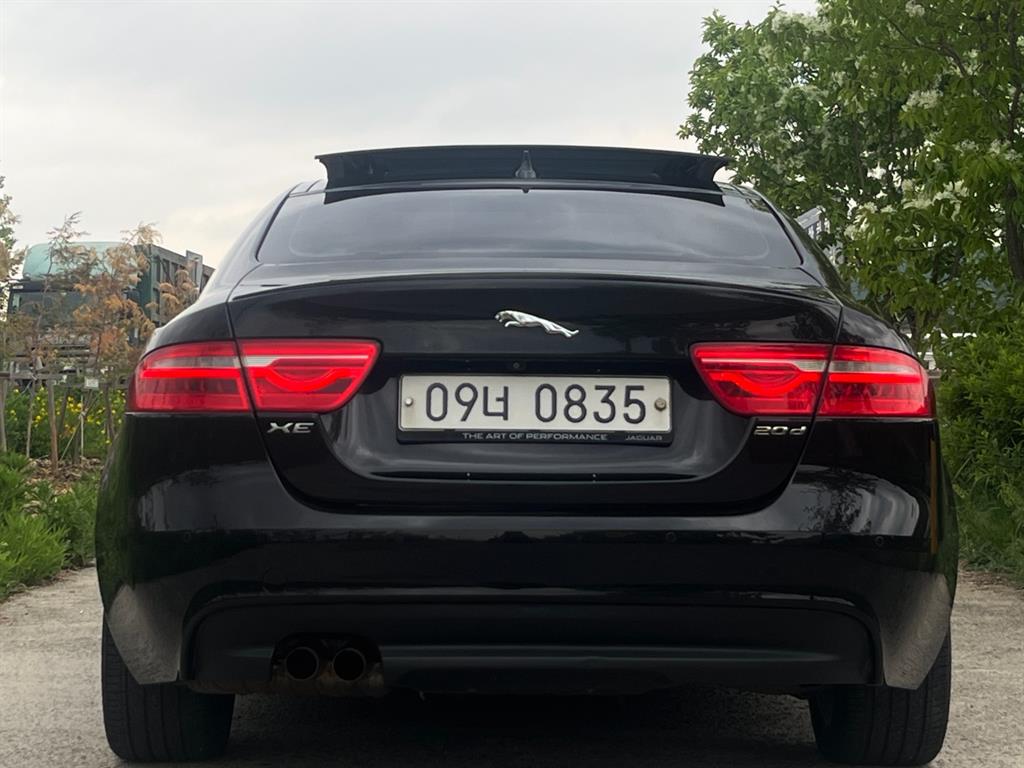 Jaguar XE - Vista 3