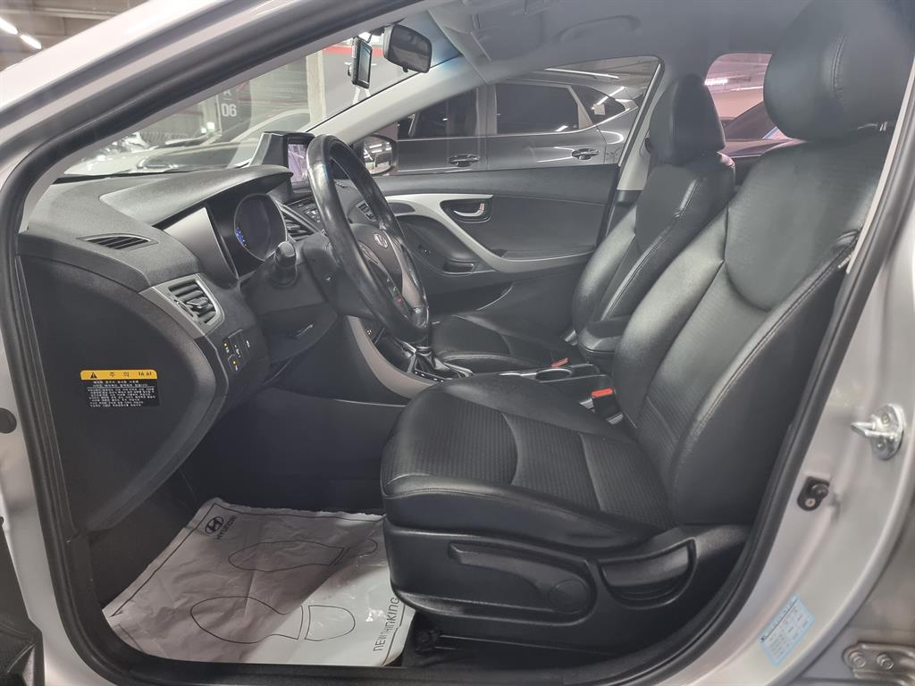 HYUNDAI Avante - Vista 5