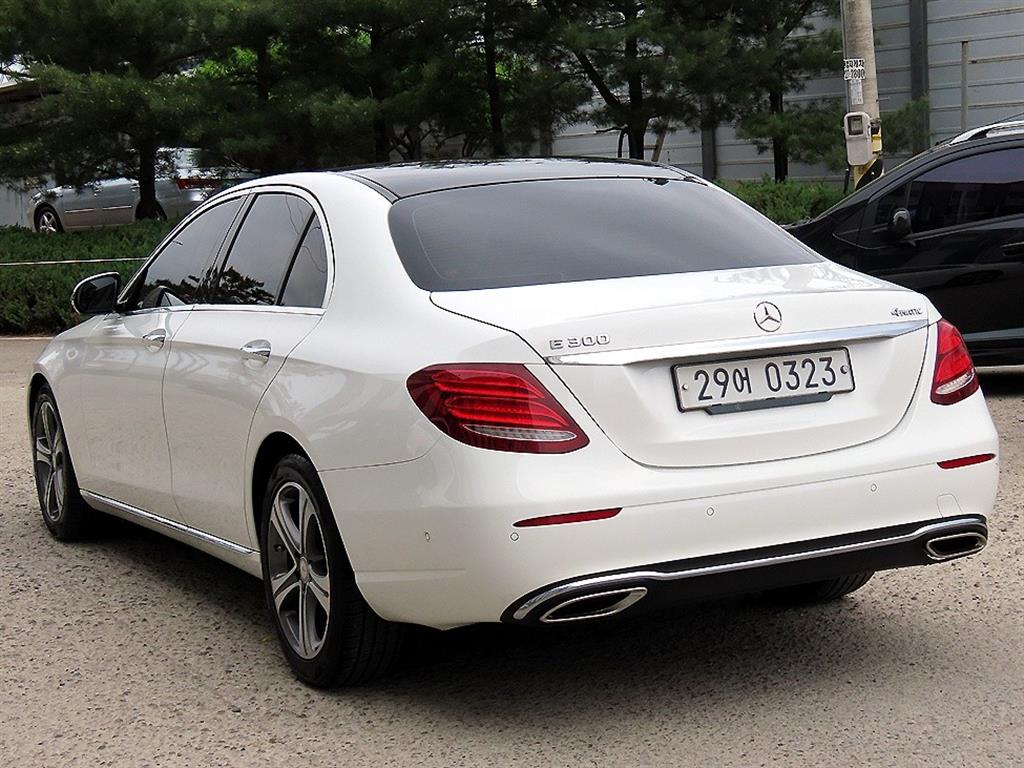 Mercedes Benz E class - Vista 3