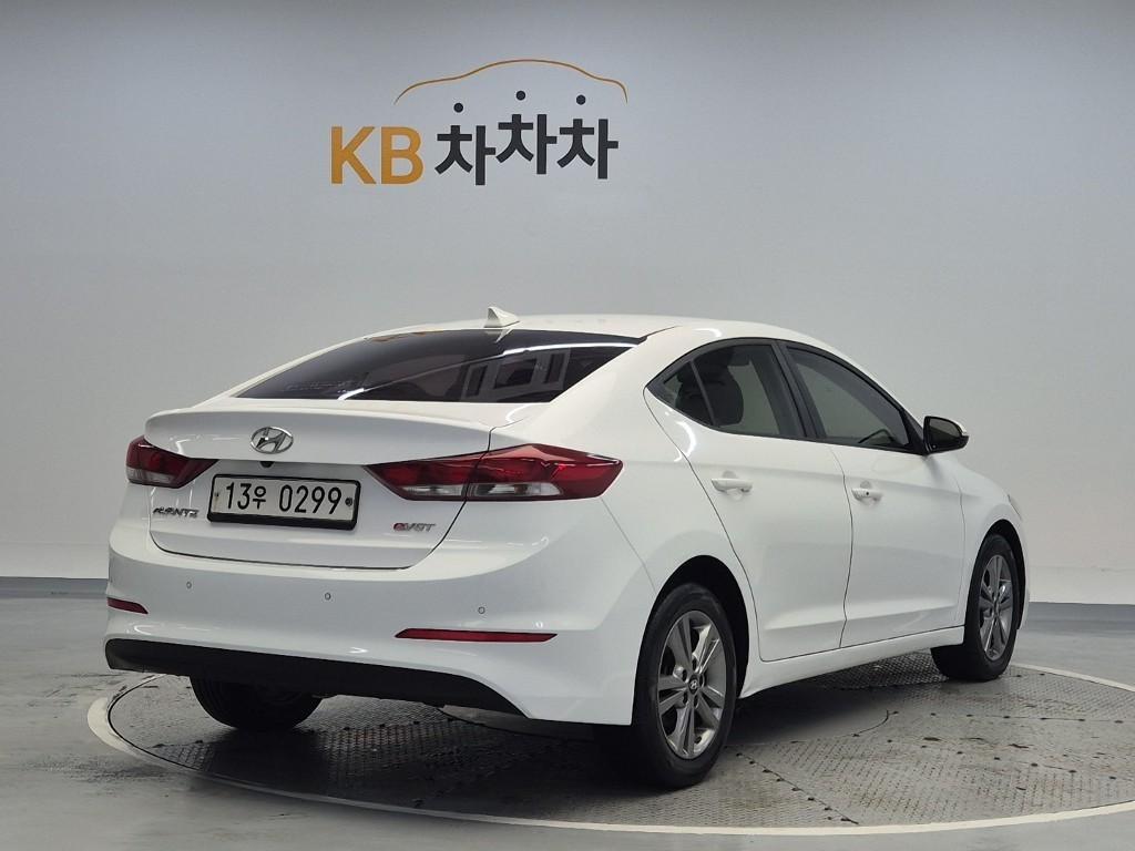 HYUNDAI Avante - Vista 3