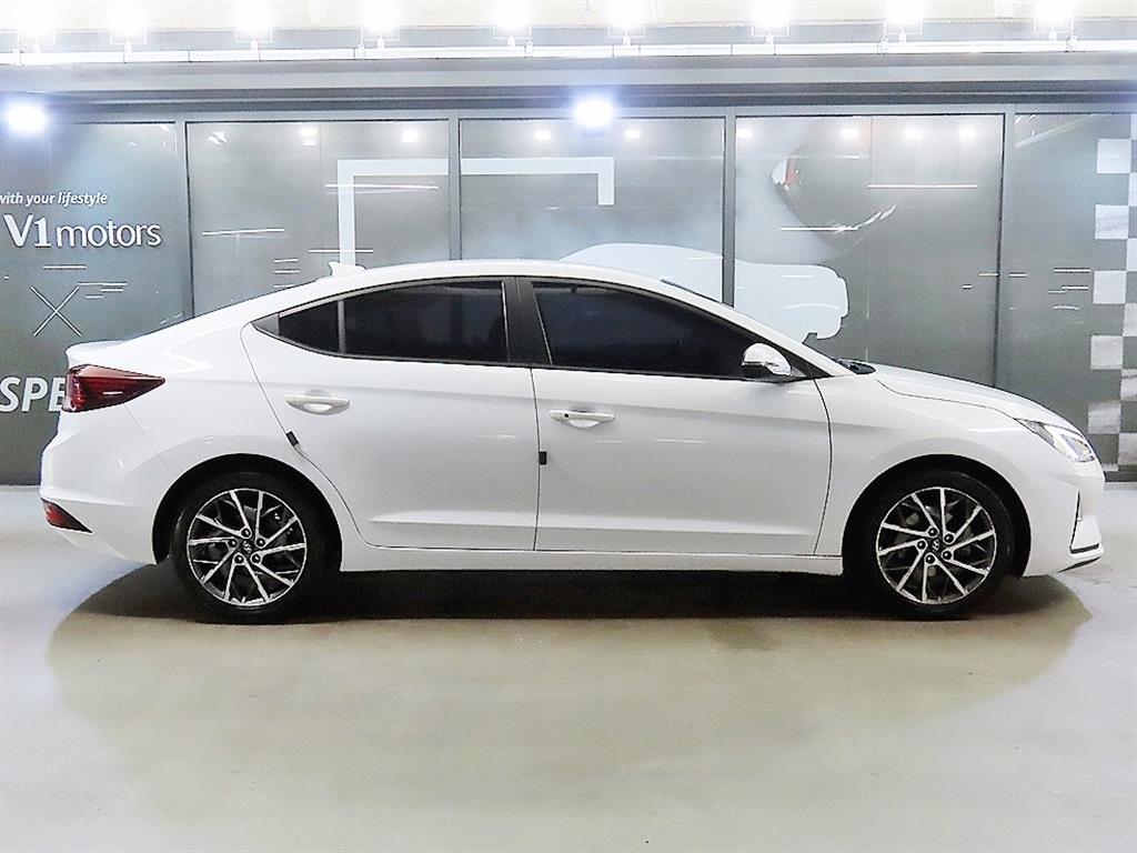 HYUNDAI Avante - Vista 3
