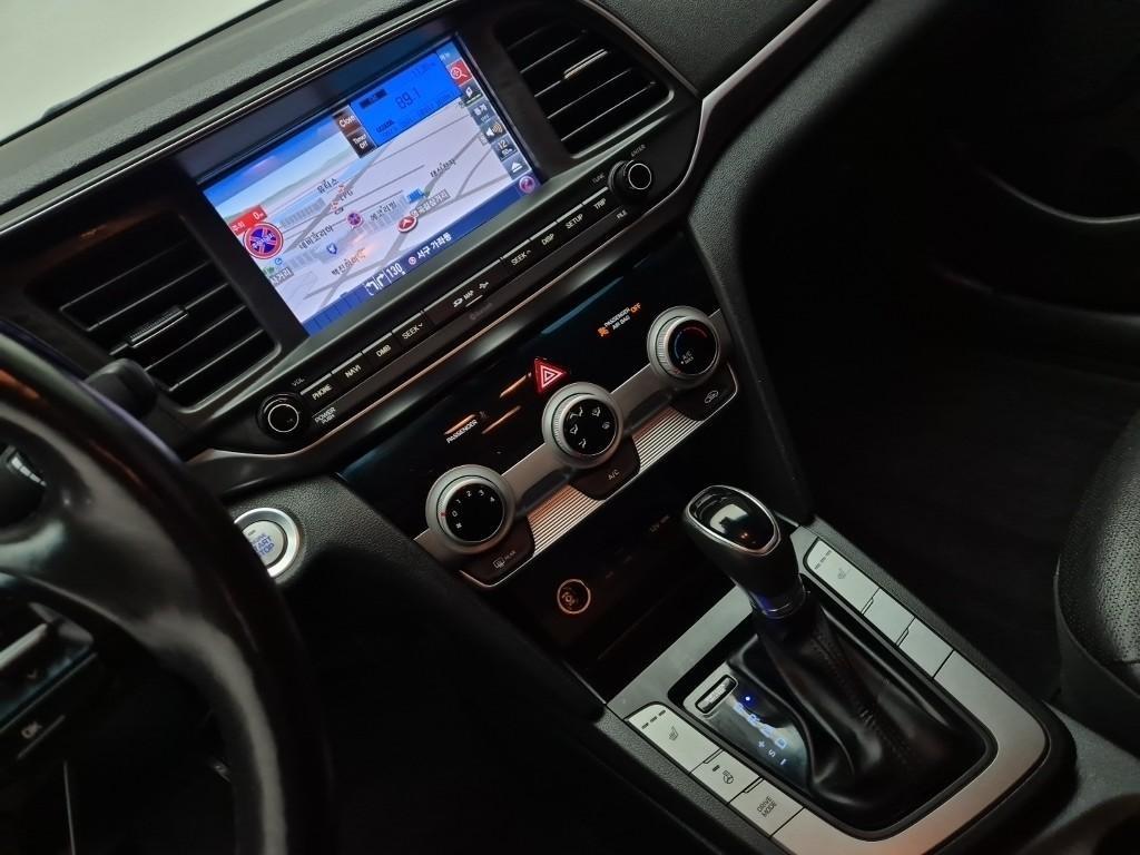 HYUNDAI Avante - Vista 10