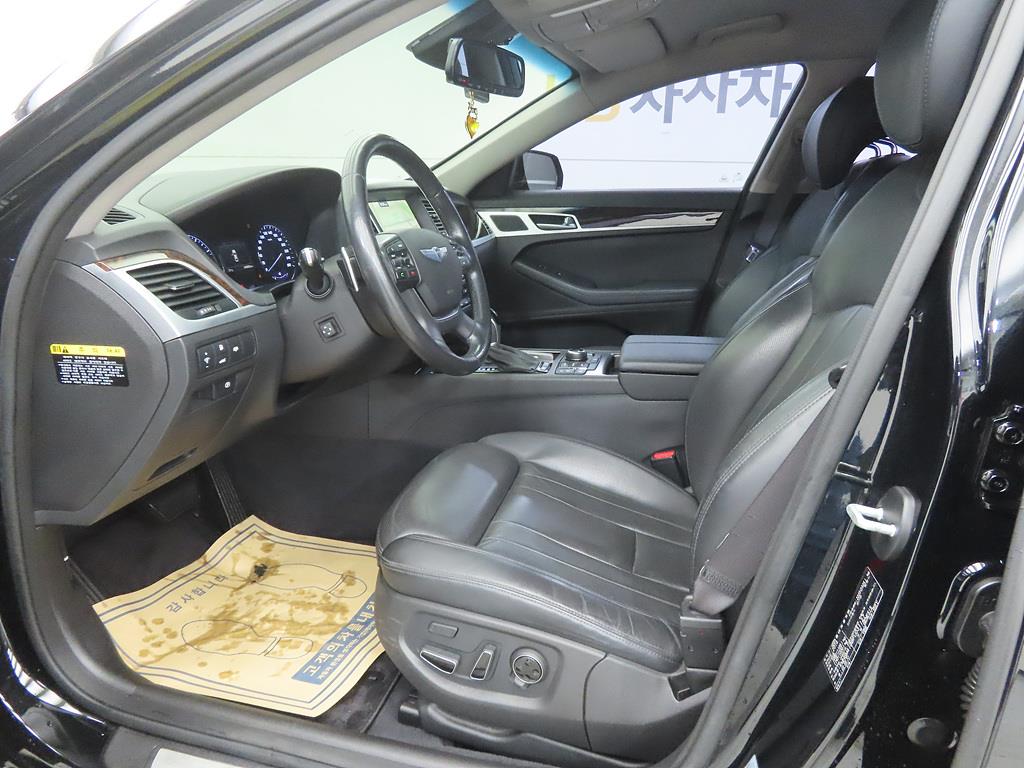 HYUNDAI Genesis - Vista 5