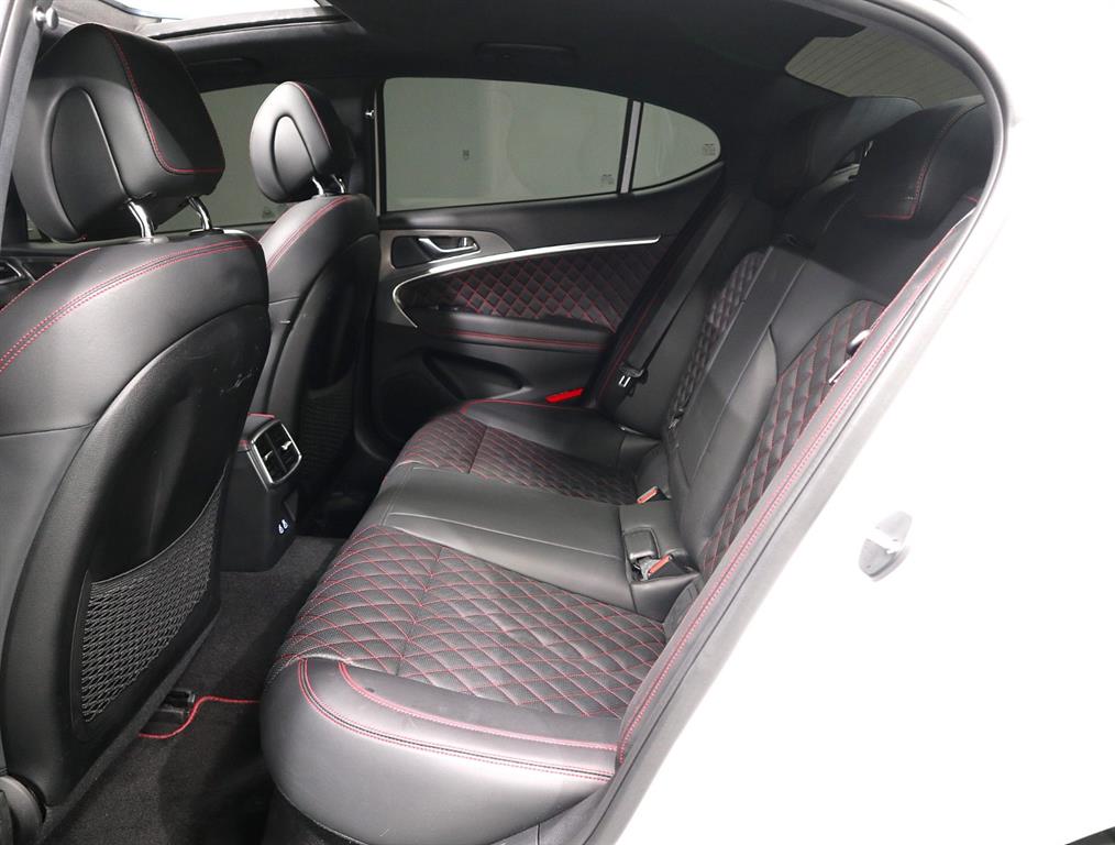 Genesis G70 - Vista 10