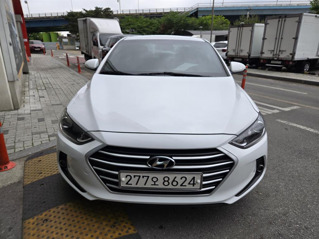 HYUNDAI Avante - Vista 2