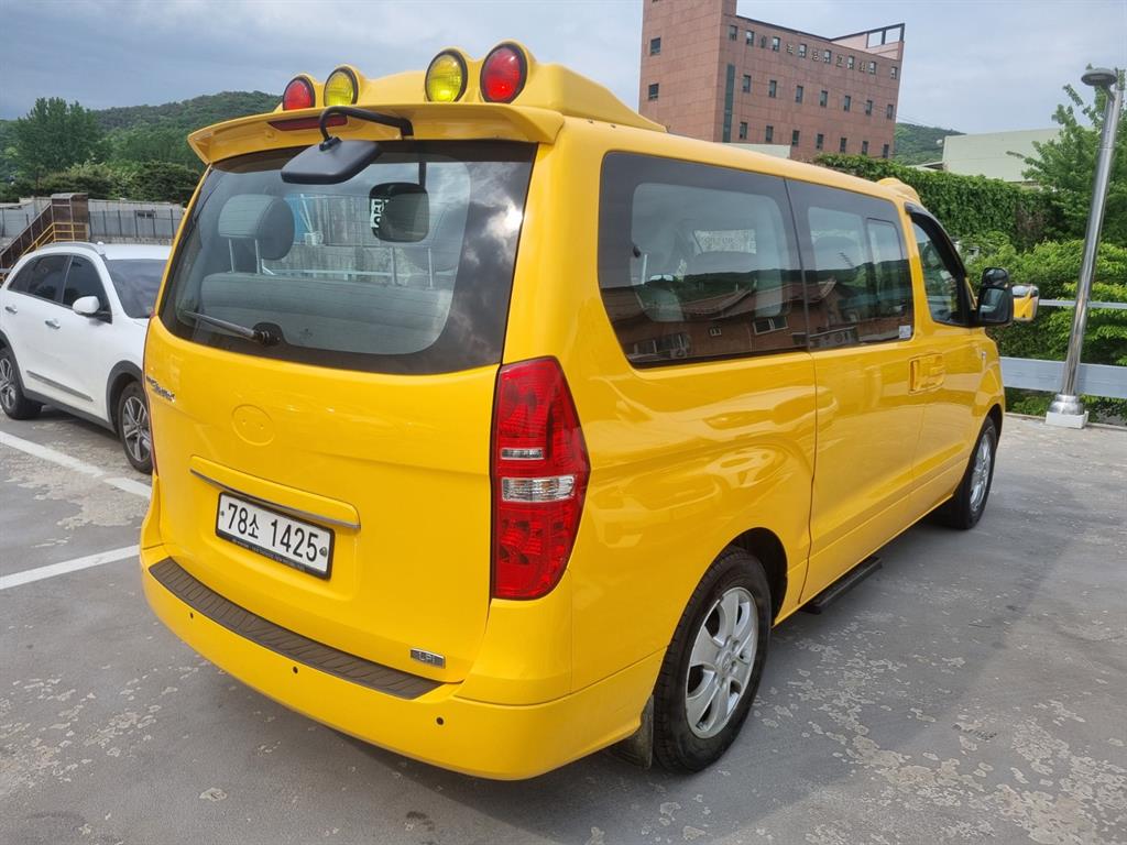 HYUNDAI Starex - Vista 5