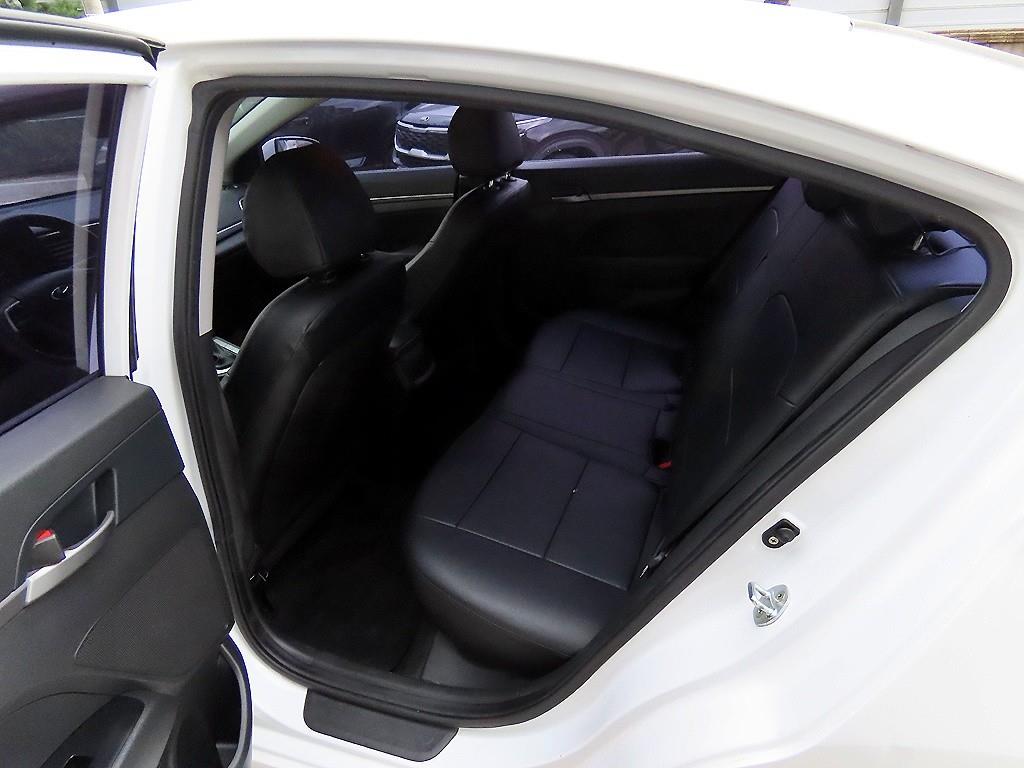 HYUNDAI Avante - Vista 6
