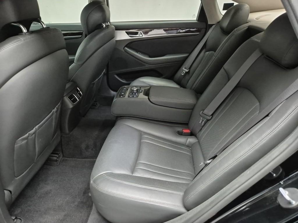 HYUNDAI Genesis - Vista 12
